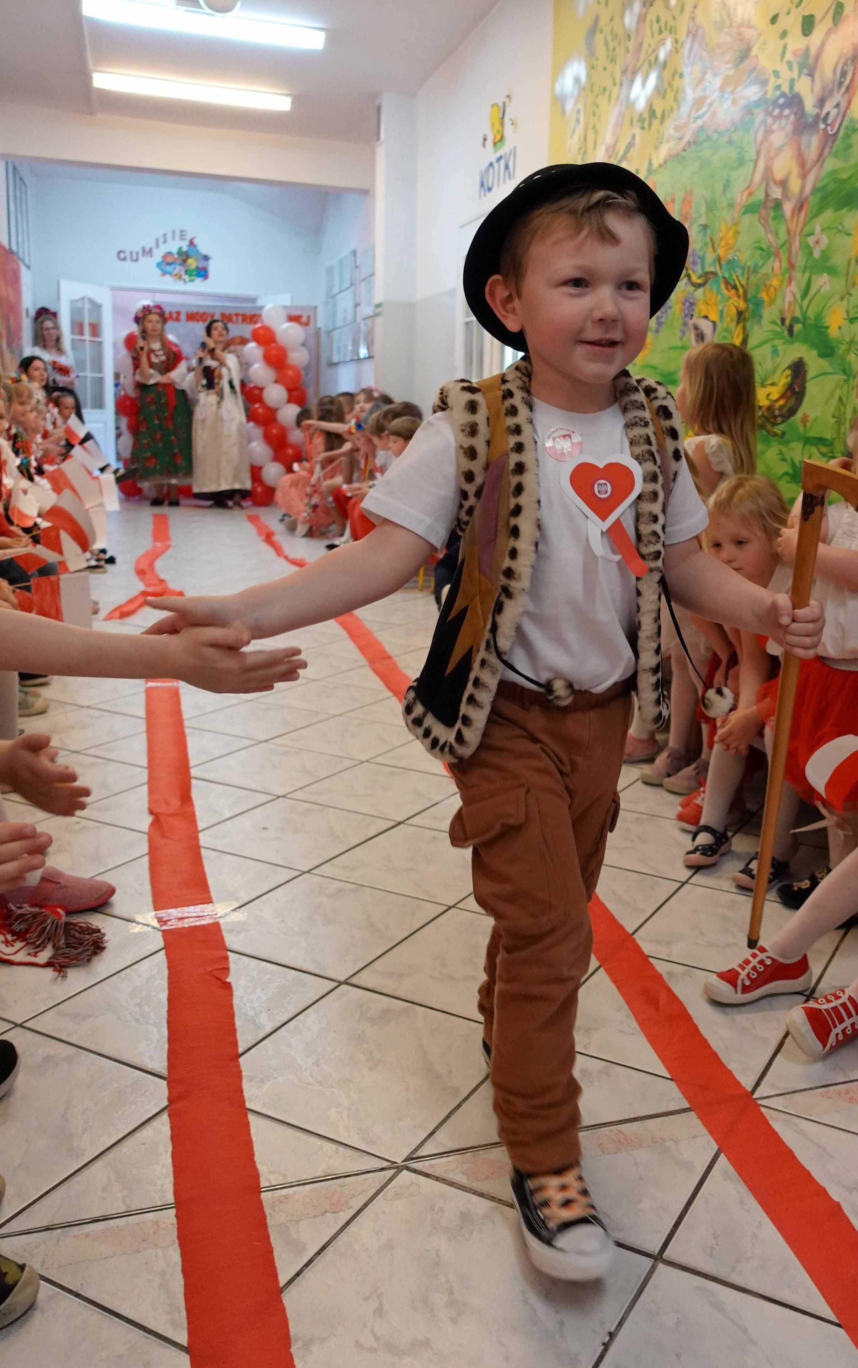 Pokaz Mody Patriotycznej - były stroje ludowe.