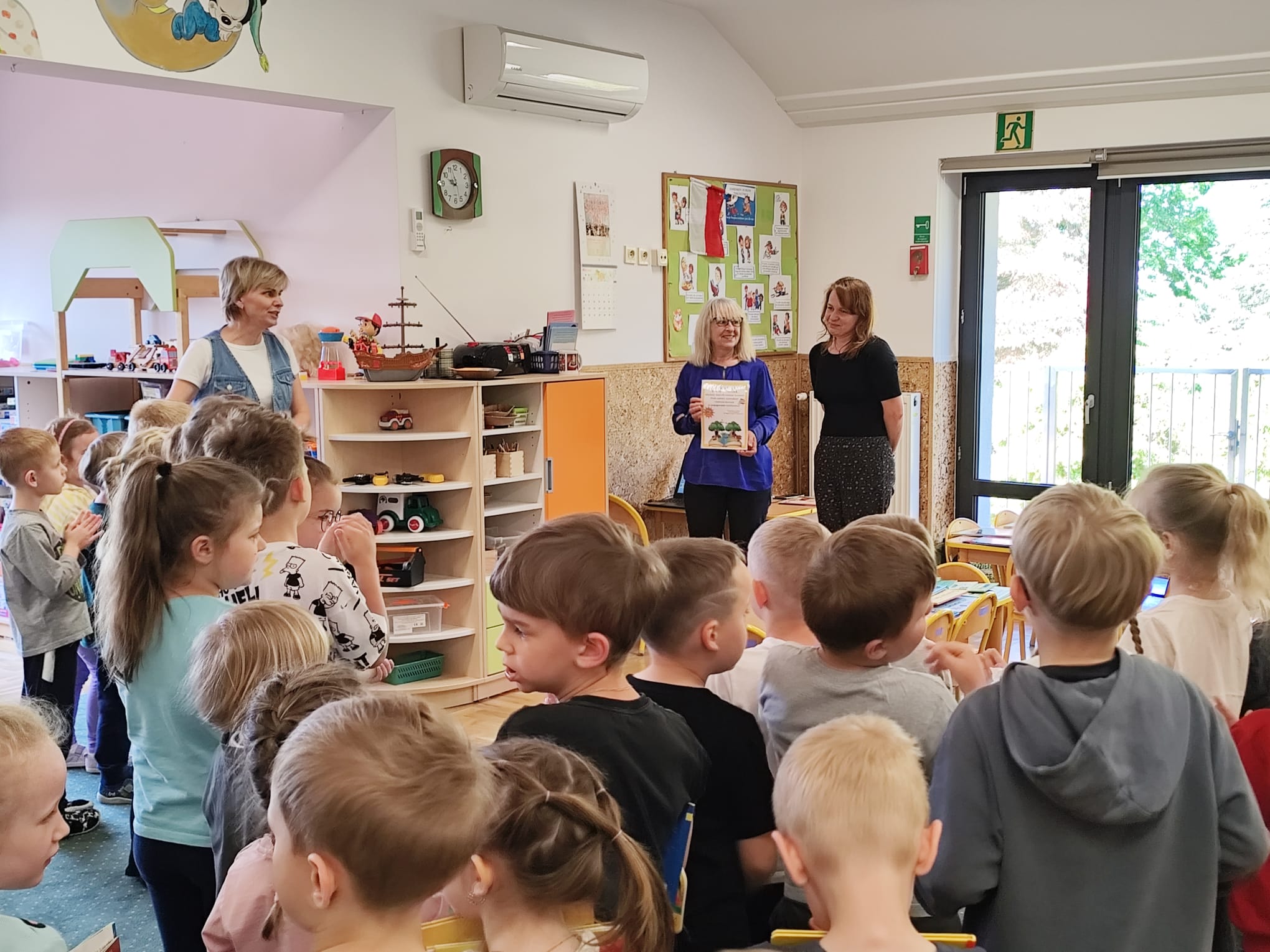Dzieci śpiewają paniom bibliotekarkom "Sto lat".