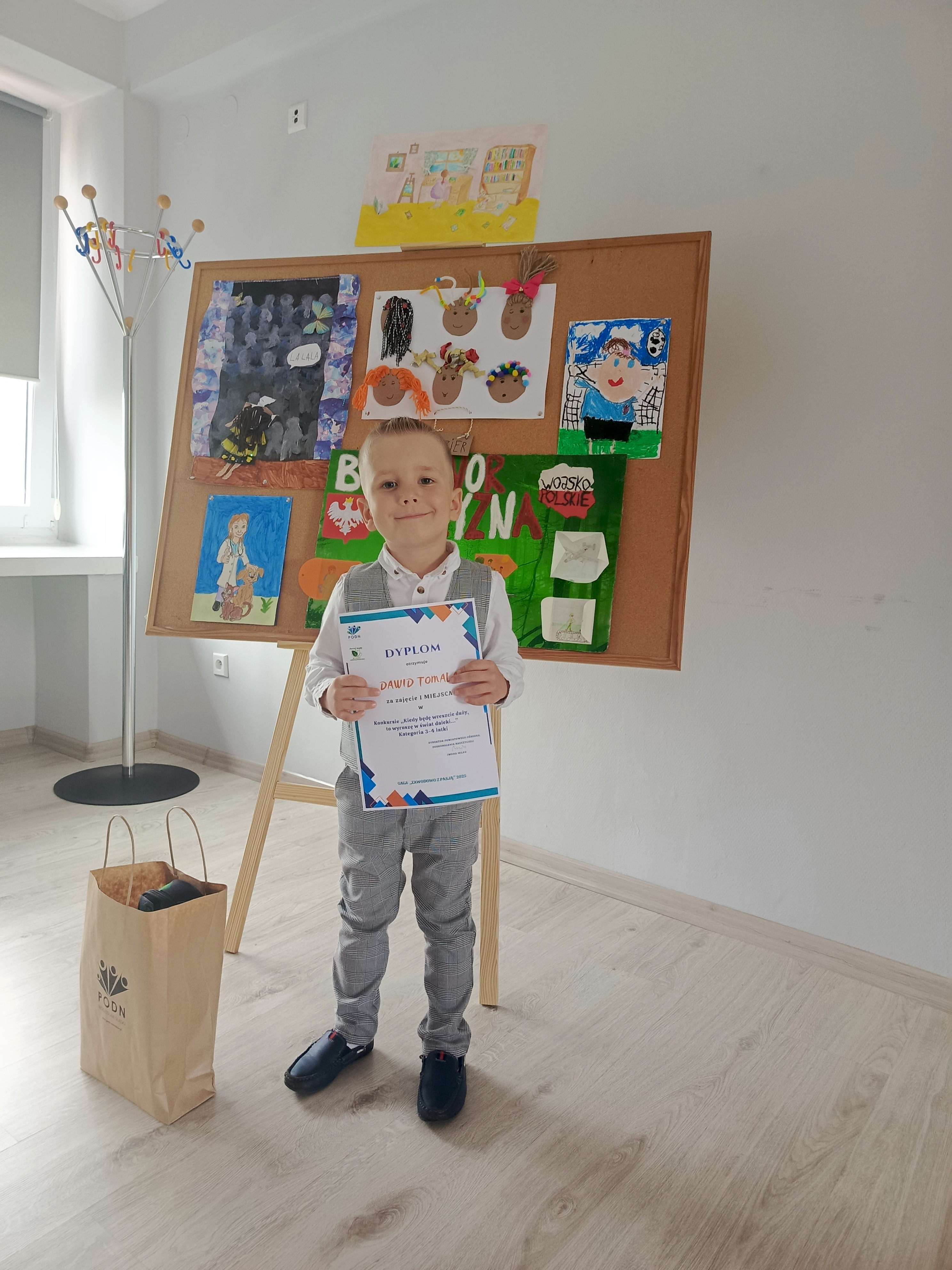 Dawid z nagrodą i dyplomem.