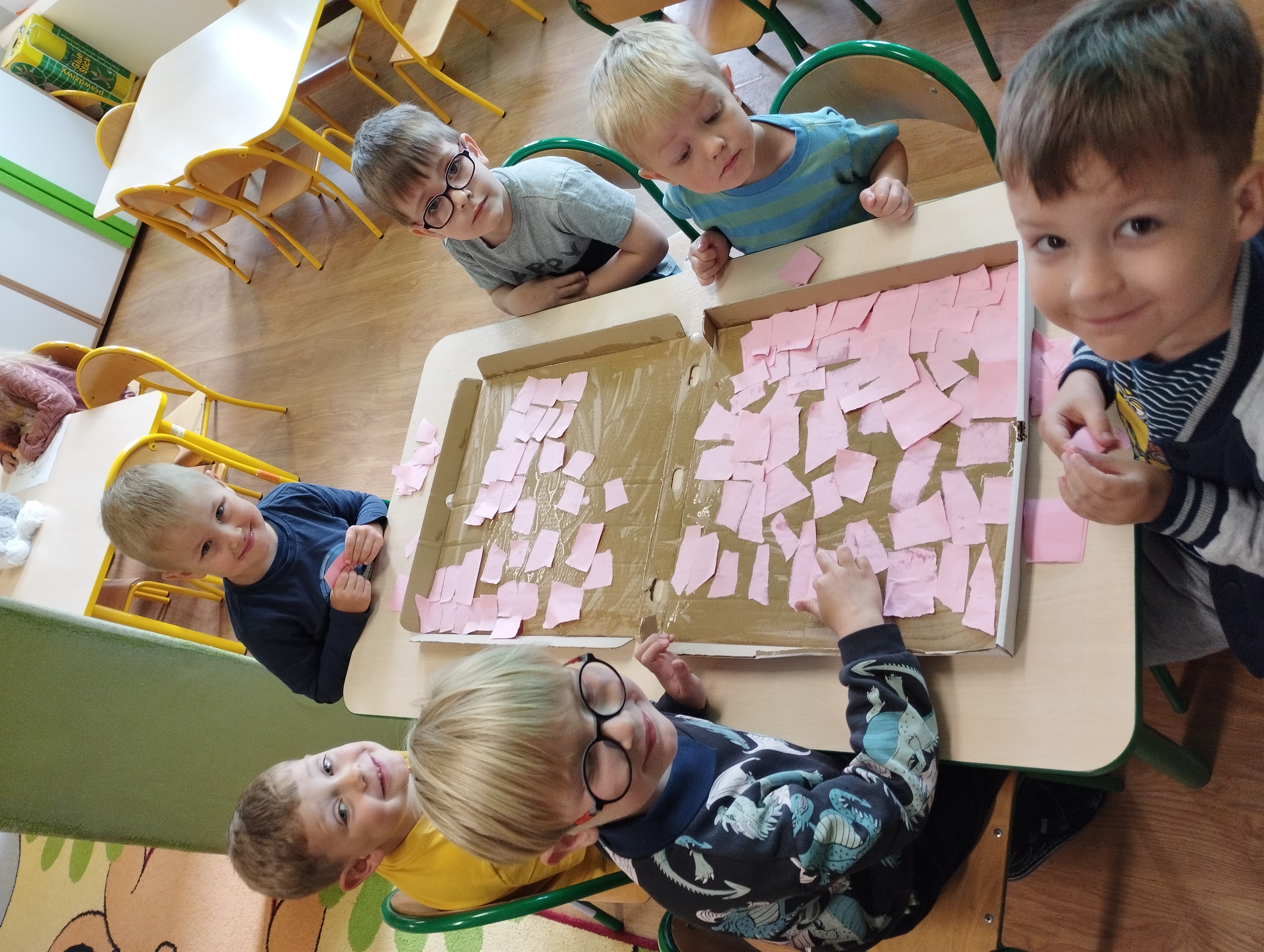 "Biedroneczki" podczas wykonywania pracy na konkurs.