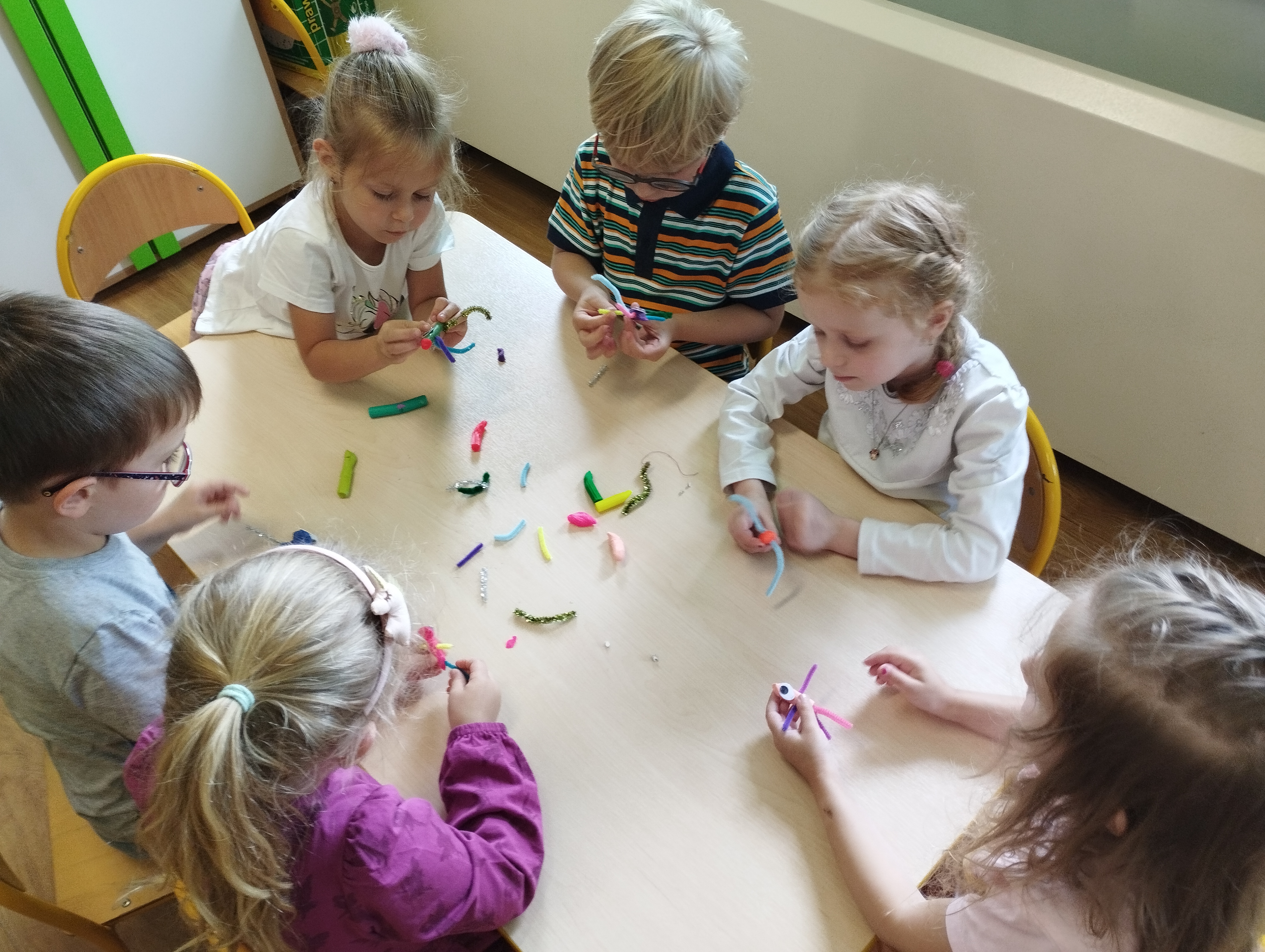 "Biedroneczki" podczas wykonywania pracy plastycznej na konkurs.