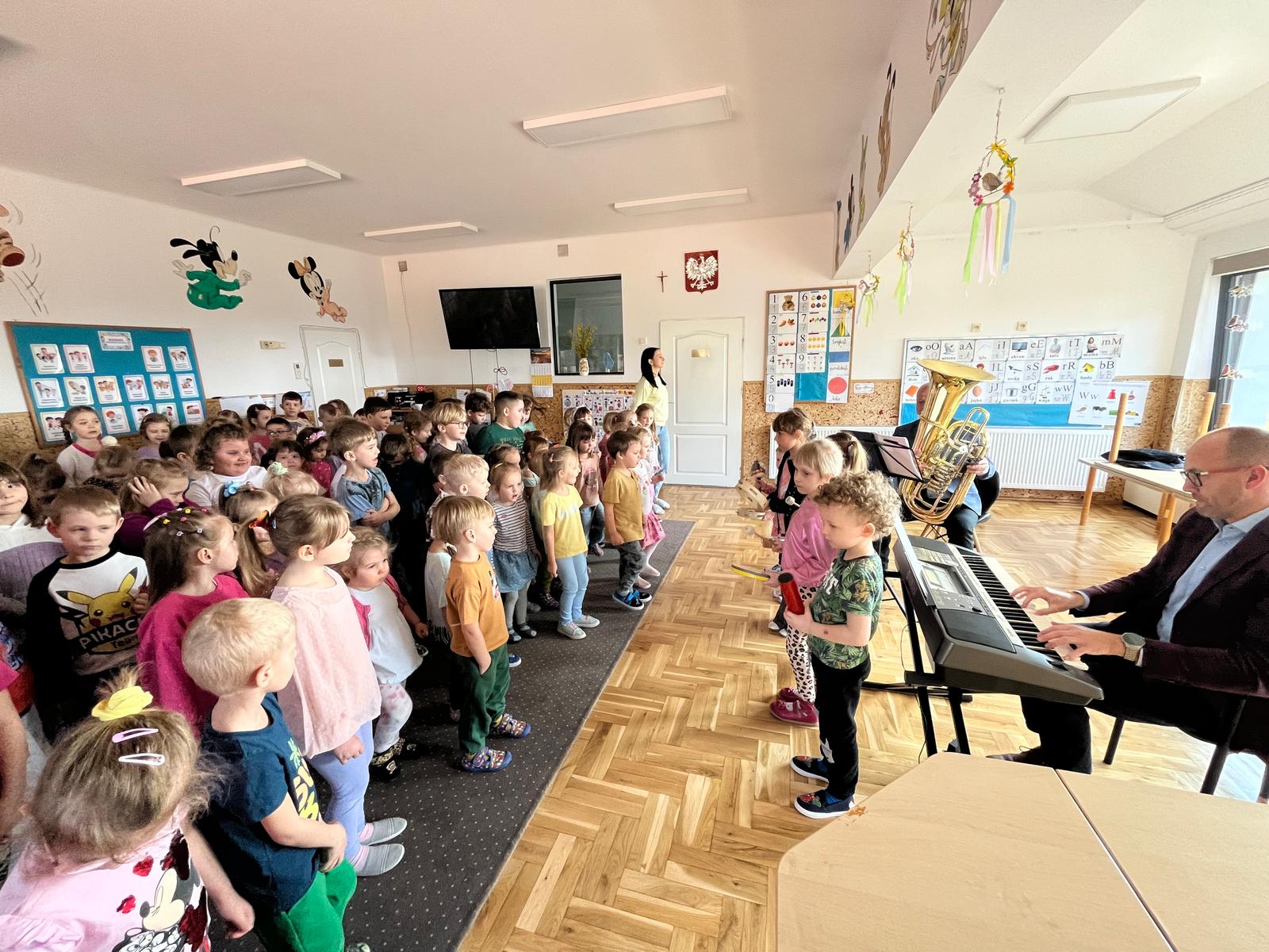 Dzieci podczas audycji muzycznej.