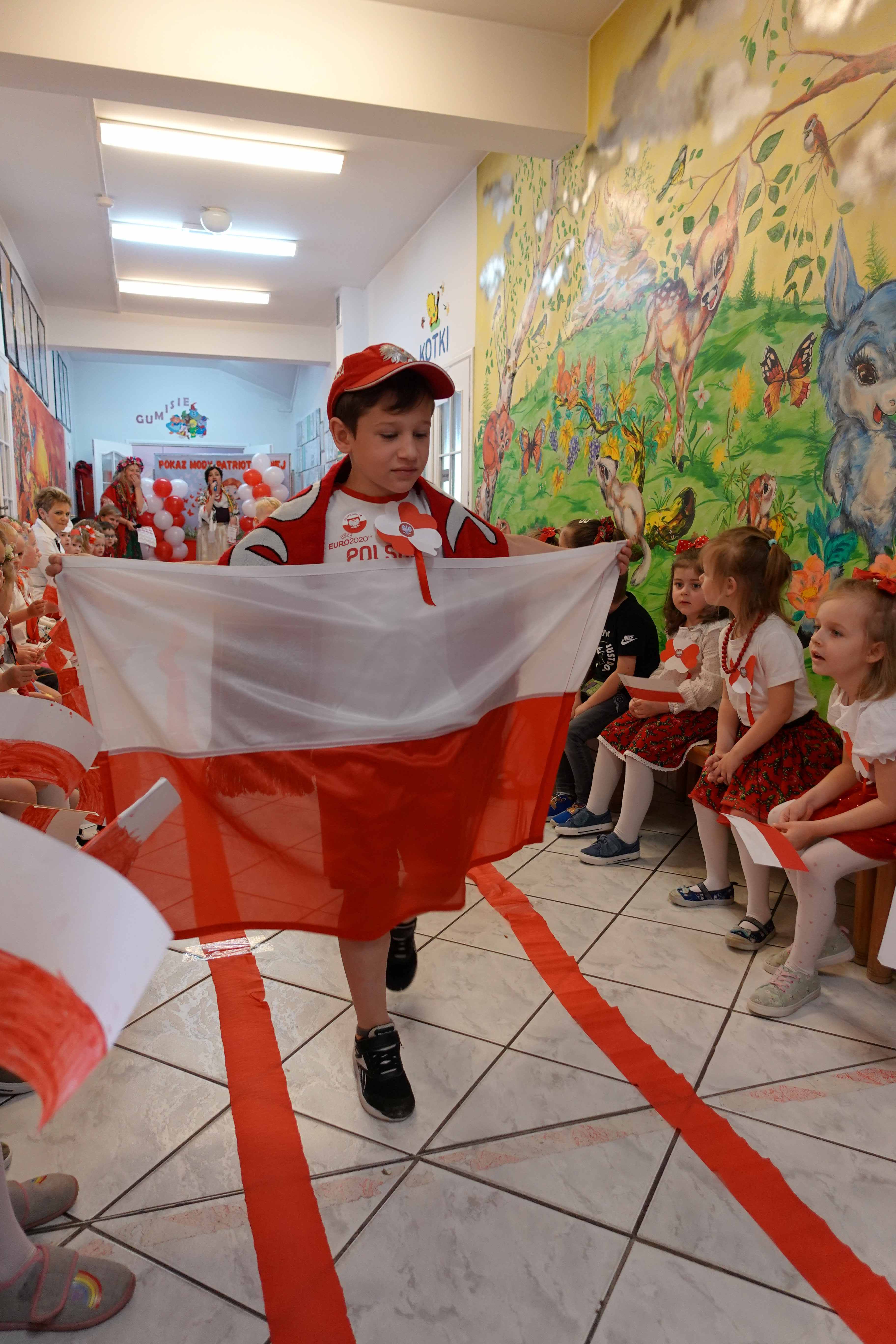 Pokaz Mody Patriotycznej - były stroje biało-czerwone.