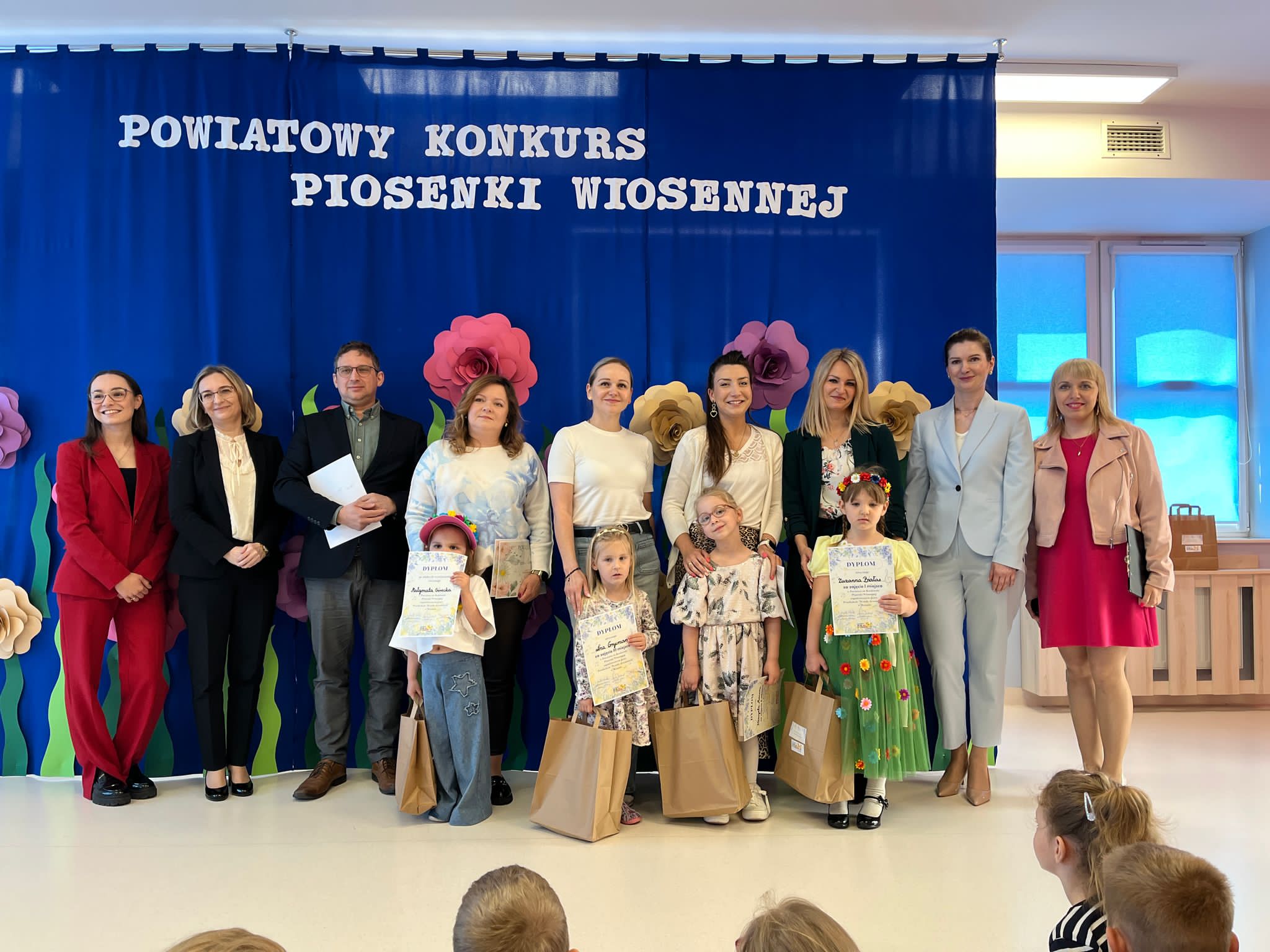 Uczestnicy konkursu wraz z wychowawcami i jurorami.