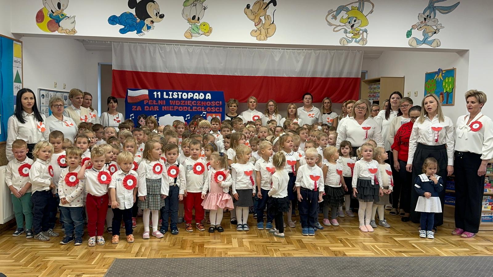 Przedszkolaki, nauczyciele i pracownicy przedszkola biorą udział w akcji "Szkoła do hymnu!"