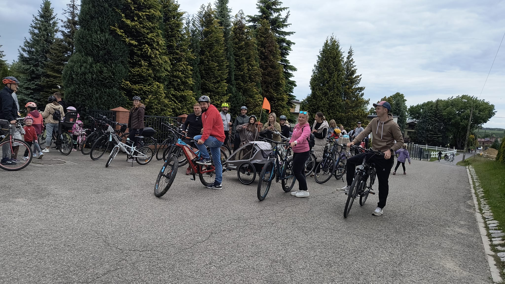 Uczestnicy wyruszyli w trasę wraz z członkami Koła Turystyki Rowerowej Gminy Godów.